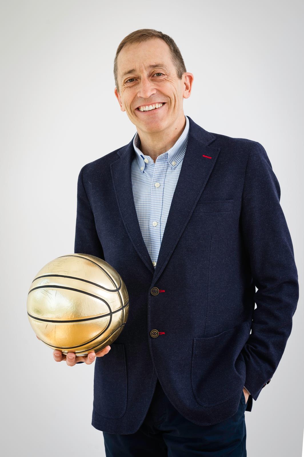 José Luis Llorente con un balón de baloncesto