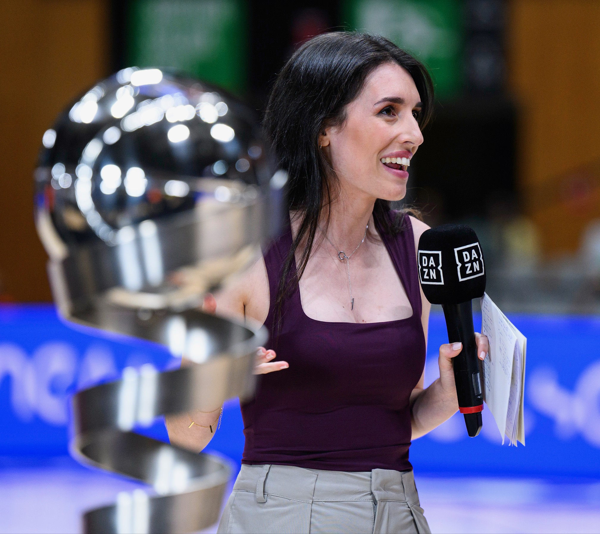 Leyre Barriocanal con un micrófono en una cancha de baloncesto