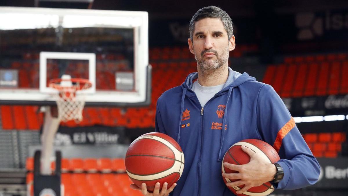Rubén Burgos en un pabellón de baloncesto